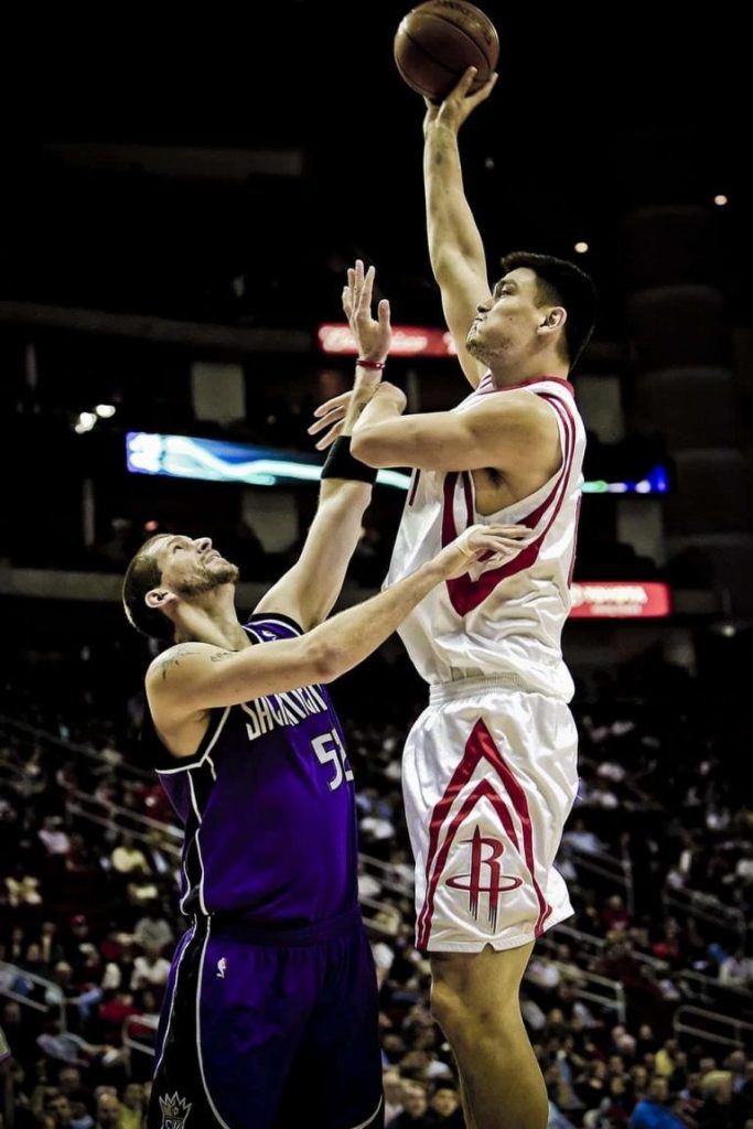 Tall man and short man playing basketball, being tall is good for your health, e-Surgery