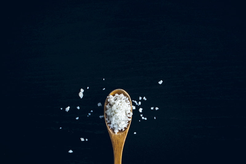 Wooden spoon with rock salt on it, containing vegan iodine, e-Surgery